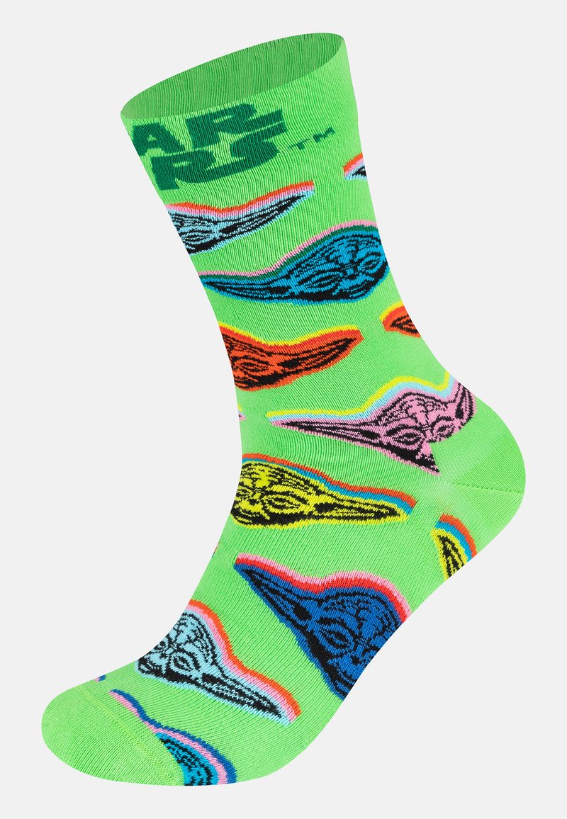 Grüne Baumwollsocke mit bunten, cartoonartigen Figuren in Blau, Pink, Orange und Schwarz sowie einem grafischen Logo oben.