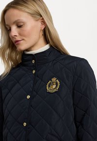 Lauren Ralph Lauren Petite CREST PATCH QUILTED MOCKNECK JACKET - Lengva striukė - dark navy