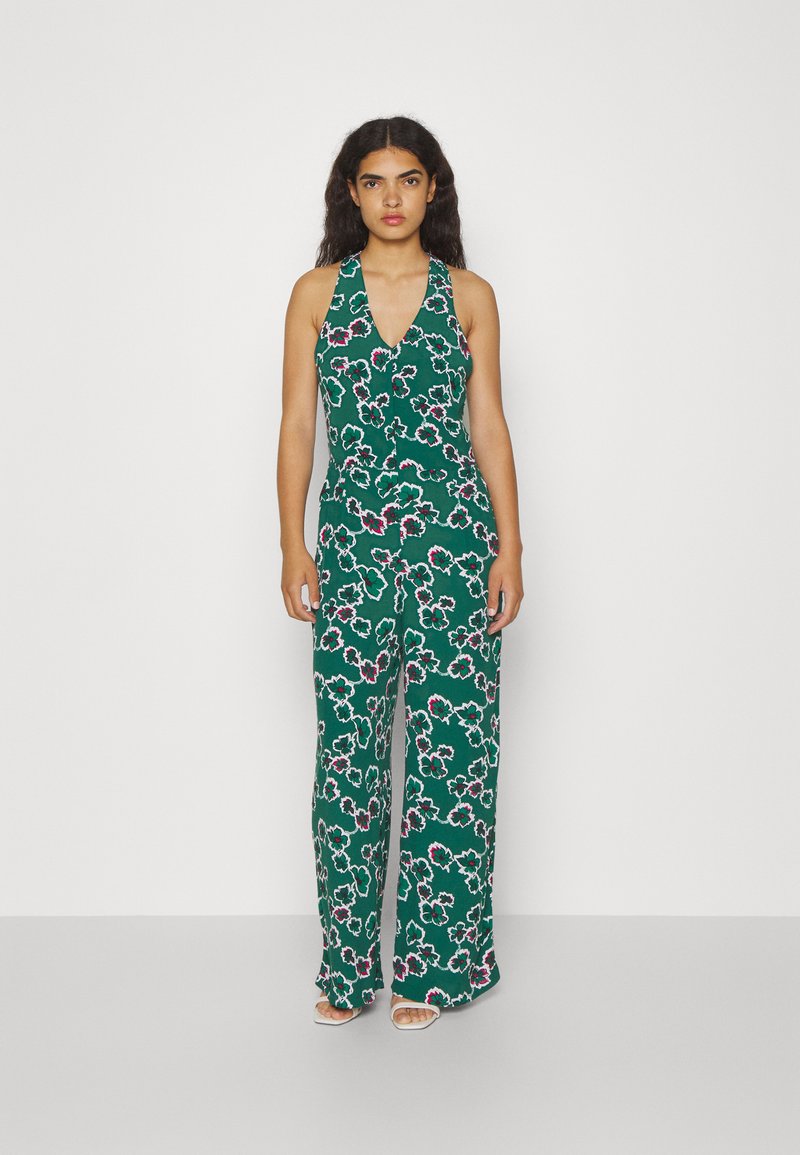 Grønn blomstret jumpsuit med halterneck-design, som har V-hals, vide ben og et lett stoff med rosa detaljer.