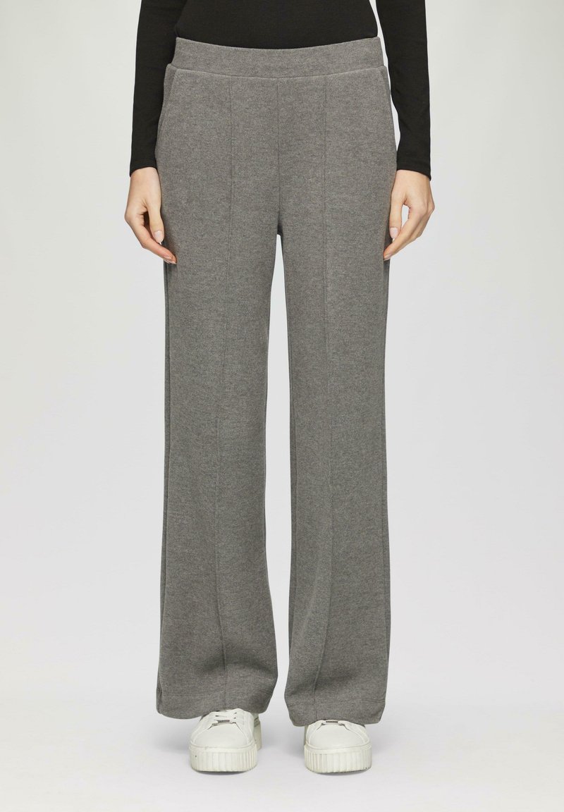 Graue Sweatpants mit einer lockeren Passform, aus weichem Material, mit einem breiten Bund, seitlichen Taschen und vertikalen Nähten für eine strukturierte Optik.