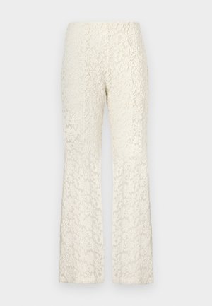 Pantalons évasés en dentelle de couleur blanc cassé, ornés d'un motif floral sur l'ensemble, avec une texture douce et une taille ajustée.
