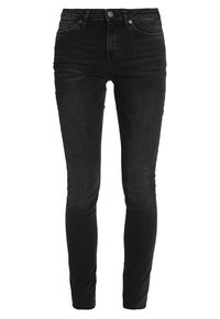 Jeans negros ajustados de mezclilla, con cintura de altura media, diseño de cinco bolsillos, cierre de botón en la parte frontal y desvanecimiento mínimo.