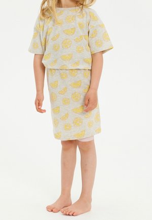 Kaksiosainen vaatteisto lapsille, joka koostuu harmaasta kankaasta, jossa on keltaisia sitrushedelmäkuvioita; rento yläosa ja siihen sopiva hame.