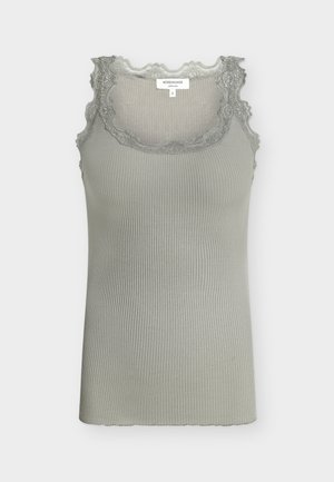 Lys grå ribbestrikket ermeløs topp med blonder rundt halsen og skuldrene, størrelse liten med merkelapp "Rosemunde".