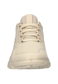 Scarpa da ginnastica beige con tomaia in pelle liscia, linguetta in mesh e suola testurizzata. Presenta lacci tondi e dettagli di cucitura minimi.