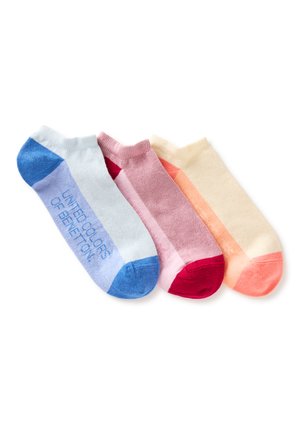 Tre paia di calzini alla caviglia in azzurro pastello, rosa e beige con tallone e punta a contrasto, uno con etichetta United Colors of Benetton.