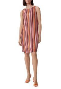Robe trapèze sans manches à rayures verticales en rose, orange et blanc. Tissu doux avec une coupe décontractée, atteignant le mi-thigh. Sandales orange.