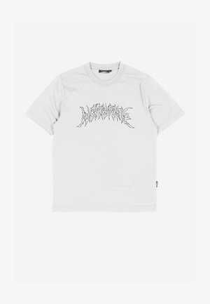 Hvit T-skjorte med korte ermer og svart, tagget, stilisert tekst over brystet på ensfarget bakgrunn.