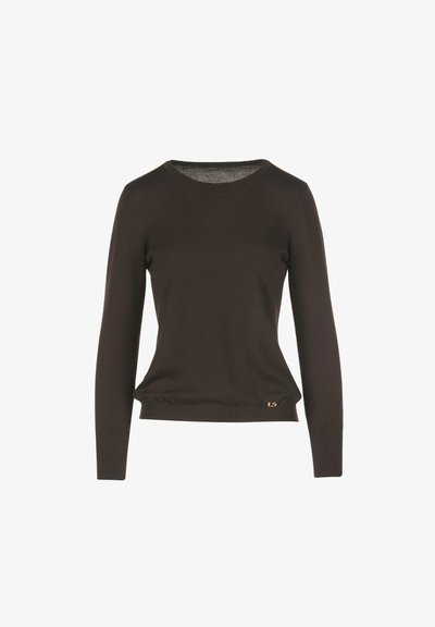 Tamsiai rudas megztinis su apvalia iškirpte, ilgomis rankovėmis ir prigludusia juosta. Diskretus prekių ženklo logotipas arti apatinio kairiojo krašto.