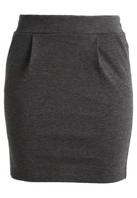 Falda lápiz gris hecha de tela texturizada, con cintura alta, dos pliegues en la parte delantera y silueta recta.
