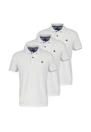 Trzy białe polo z krótkim rękawem, kołnierzykami, plisami z guzikiem oraz małym, ciemnym haftowanym logo na lewej piersi.