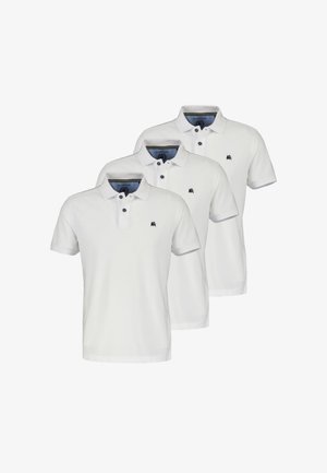 Trzy białe polo z krótkim rękawem, kołnierzykami, plisami z guzikiem oraz małym, ciemnym haftowanym logo na lewej piersi.
