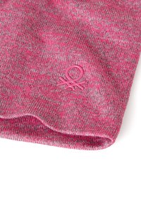 Gebreide muts in roze en grijs, met een zachte textuur. Voorzien van een roze logodetail aan de zijkant. Rond model, doorlopend stof.