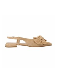 Tan suede slingback schoen met een puntige neus en een groot strikdetail. De platte hak biedt comfort en er zijn uitsparingen aan de zijkanten.