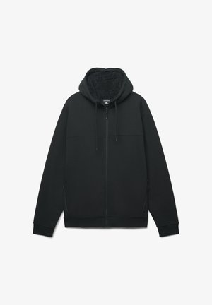 Felpa nera con cappuccio e chiusura a zip, foderato internamente in modo morbido, dotata di due tasche laterali e corde di regolazione sul cappuccio.