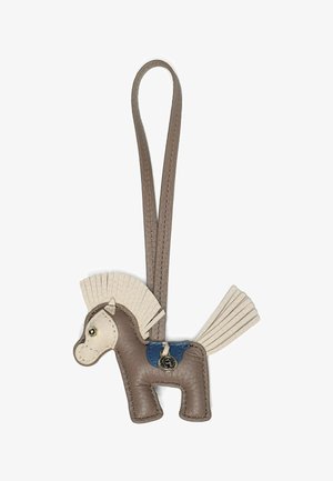 Leren sleutelhangertje in de vorm van een paard in bruin, met een blauw zadel en een crème kleurige manen en staart. Voorzien van stiksel en een decoratief metalen detail.