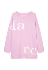 Sudadera oversized en lavanda con texto blanco, con cuello redondo, hombros caídos y una textura de tejido suave.