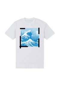 Hvid t-shirt med et blått stiliseret stort havbølge, mindre bølger og et fjernt bjerg under en klar himmel.