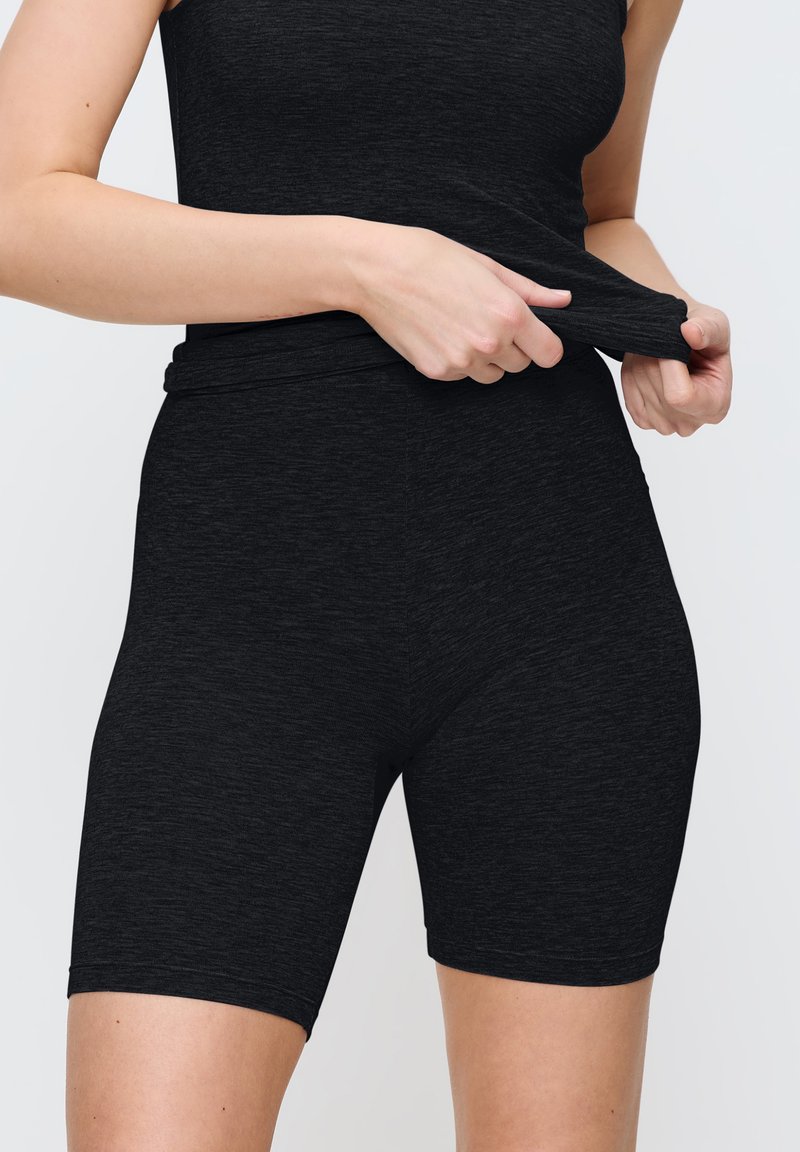 Zwarte stretchstof shorts met een gladde textuur, voorzien van een hoge tailleband en een lengte tot halverwege de dijen, die een aansluitende silhouet bieden.