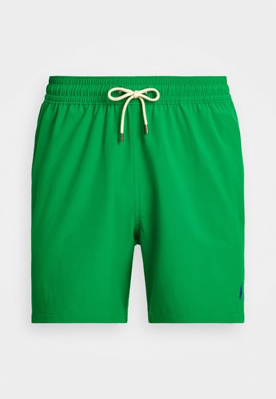 Pantaloni scurți de baie verzi cu o textură moale, talie elastică și detaliu cu șnur. Prezintă un mic logo albastru pe partea inferioară.