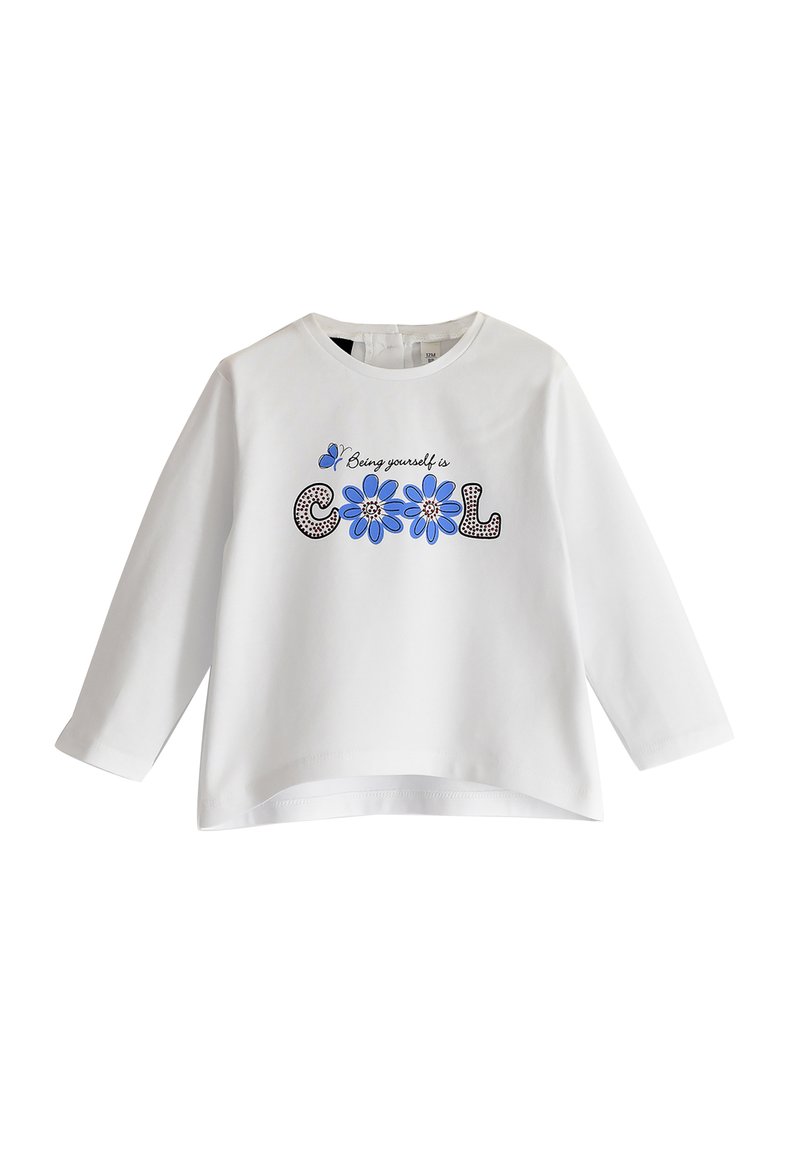 Chemise blanche à manches longues avec un col rond, ornée d'un texte graphique floral bleu et noir disant "Être soi-même est COOL". Matériau doux.