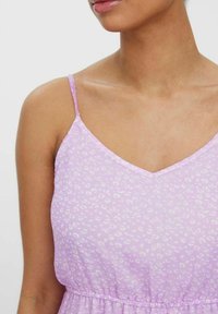 Lavendelfärgad klänning med V-ringning och tunna band, med ett diskret leopardmönster och en gathered elastisk midja för en avslappnad passform.