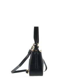 Borsa a tracolla in pelle nera con finitura texturizzata. Dotata di accessori in tonalità oro, tracolla rimovibile e silhouette angolata. Design minimalista.