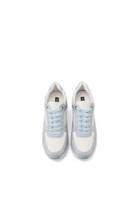 Sneaker blu chiaro e grigi con linguetta in rete, dettagli perforati e lacci piatti. Punta arrotondata e soletta ammortizzata per il comfort.