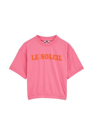 Pinkes kurzärmeliges, bauchfreies T-Shirt mit orangem Aufdruck "LE SOLEIL" auf der Brust und elastischem Saum am unteren Rand.