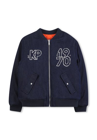 Veste bomber bleu marine en denim, ornée de lettres blanches brodées "KP" et "1970", fermeture éclair et doublure orange.