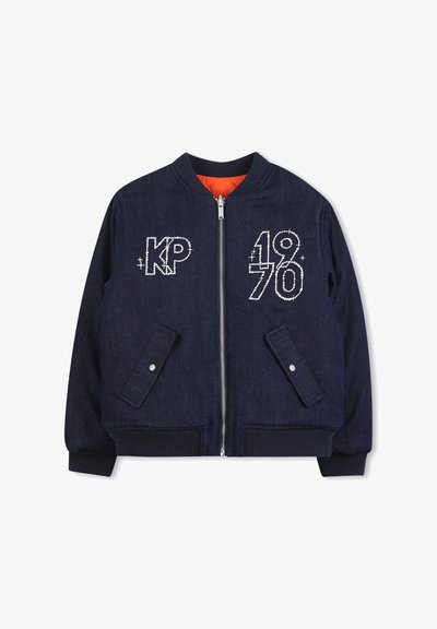 Veste bomber bleu marine en denim, ornée de lettres blanches brodées "KP" et "1970", fermeture éclair et doublure orange.