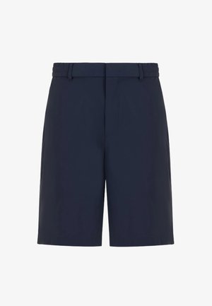 Shorts blu navy realizzati in tessuto liscio, con un frontale piatto, passanti per cintura e tasche laterali, dotati di una vestibilità comoda e un taglio che arriva fino al ginocchio.