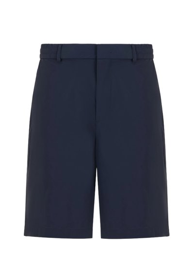 Shorts blu navy realizzati in tessuto liscio, con un frontale piatto, passanti per cintura e tasche laterali, dotati di una vestibilità comoda e un taglio che arriva fino al ginocchio.