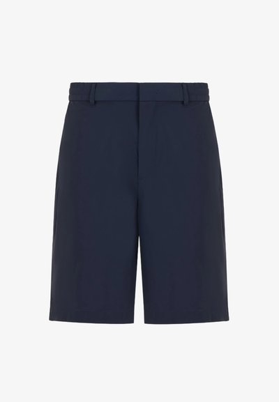 Shorts blu navy realizzati in tessuto liscio, con un frontale piatto, passanti per cintura e tasche laterali, dotati di una vestibilità comoda e un taglio che arriva fino al ginocchio.