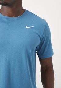 Nike Performance CREW SOLID - Spordi T-särk - aegean storm