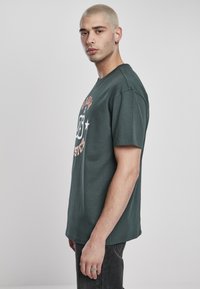 Urban Classics COLLEGE PRINT TEE - T-shirts print - bottlegreen