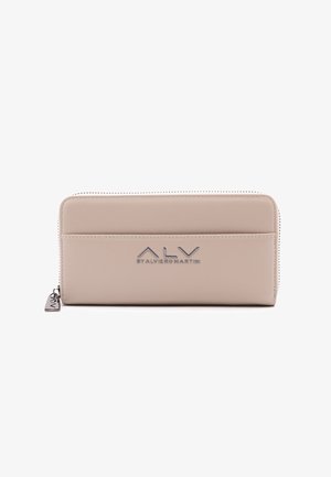 Portafoglio in pelle beige con logo argentato, chiusura con zip e superficie liscia. Presenta una forma rettangolare elegante e un'etichetta in metallo.