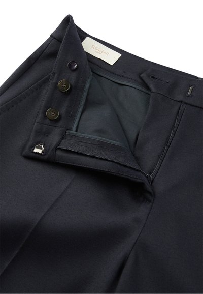 Pantaloni blu realizzati in tessuto liscio, caratterizzati da una chiusura con zip, dettagli con bottone e un interno pulito con un'etichetta che recita "Slowear."