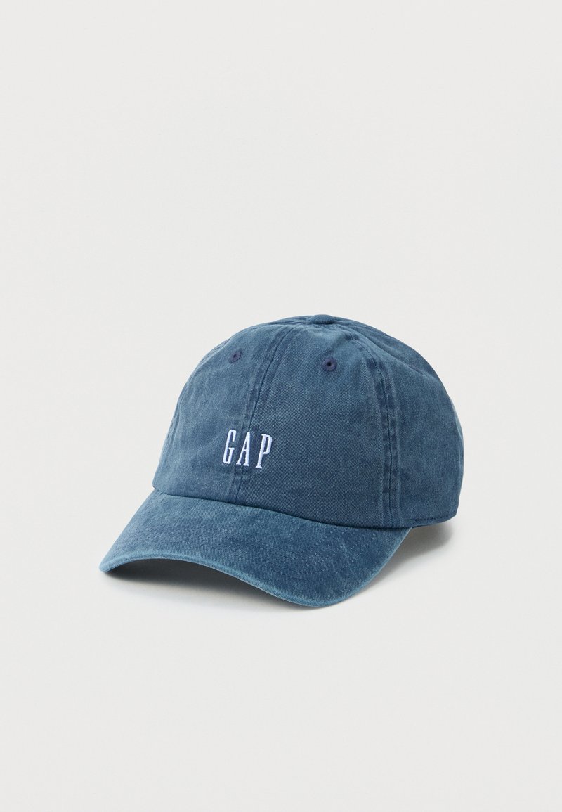 Casquette de baseball en coton bleu avec visière incurvée et logo "GAP" blanc brodé à l'avant, présentée sur un fond clair uni.