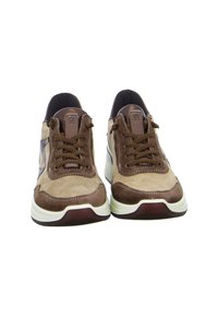 Paar braune und beige Wildleder-Sneaker mit Schnürsenkeln und weißen Sohlen, von vorne auf weißem Hintergrund gesehen.