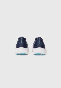 Scarpe sportive navy con intersuola bianca e suola esterna blu chiaro. Presentano una tomaia testurizzata e linguette sul tallone per una facile calzata.