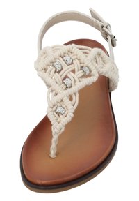 Beżowe sandały na cienkim nosku z plecionym tekstylnym wierzchem, zdobione akcentami w kształcie diamentów, skórzaną wkładką i zapięciem na kostkę. Płaska podeszwa.