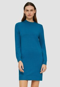 Sukienka dzianinowa w intensywnym niebieskim odcieniu, o prostym fasonie, okrągłym dekolcie i długich rękawach, z prążkowanymi mankietami i dołem.