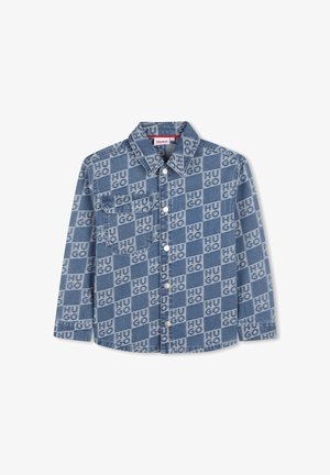 Camicia di denim con sfondo azzurro chiaro caratterizzata da un motivo ripetuto del logo "HUGO" in blu scuro. Presenta un colletto appuntito e una tasca frontale.