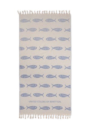 Beige handdoek met blauw vissenpatroon in rijen en tekst „United Colors of Benetton“ vlak bij de franjes aan beide uiteinden.