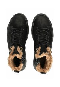 Botas negras con materiales de ante y cuero, presentan forro y ribete de piel sintética, cordones delanteros y acentos metálicos decorativos en la parte superior.