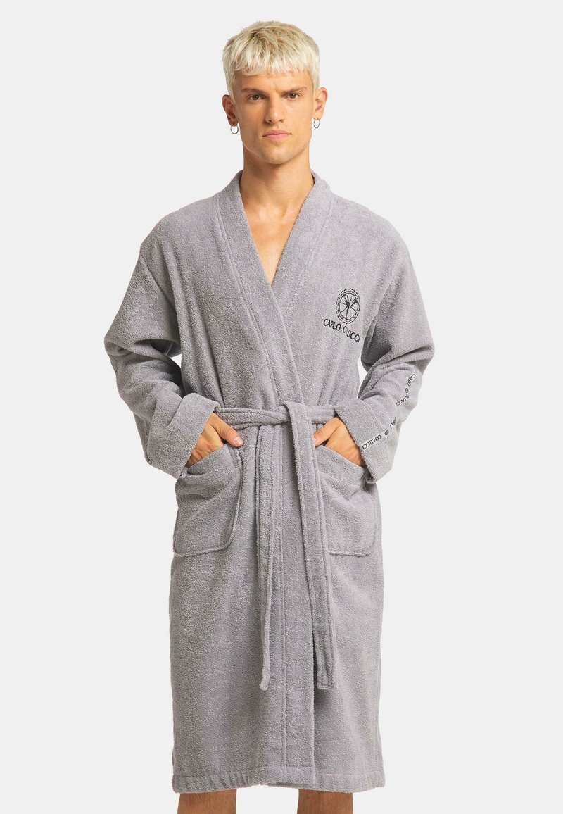 Grau terry Material Bademantel mit langen Ärmeln, Bindegürtel und zwei Vorderfächern. Mit gesticktem Logo auf der linken Brust.