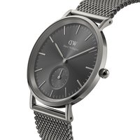 Reloj con correa de malla plateada, presenta una esfera gris, dos subesferas y marcadores de hora delgados. La caja tiene un acabado pulido con detalles de diseño minimalistas.