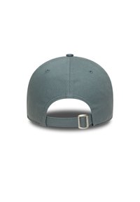 Szürke pamut baseballsapka, lekerekített koronával, állítható pánttal a hátulján, és szövet szellőzőnyílásokkal a szellőzés érdekében.