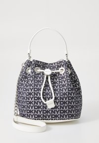 Bucketveske i marineblå tekstil med hvitt logo-mønster. Har et hvitt håndtak på toppen, snøring til lukking og sølvkjede skulderstropp.